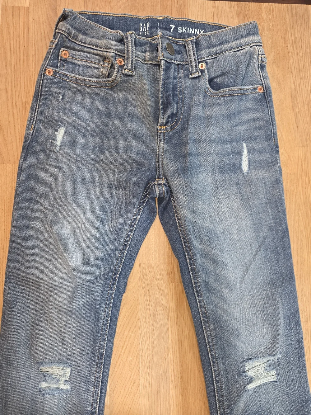 GAP Girls Skinny Jeans in Faded Blue with Knee Distressing Sz 7 NWOT